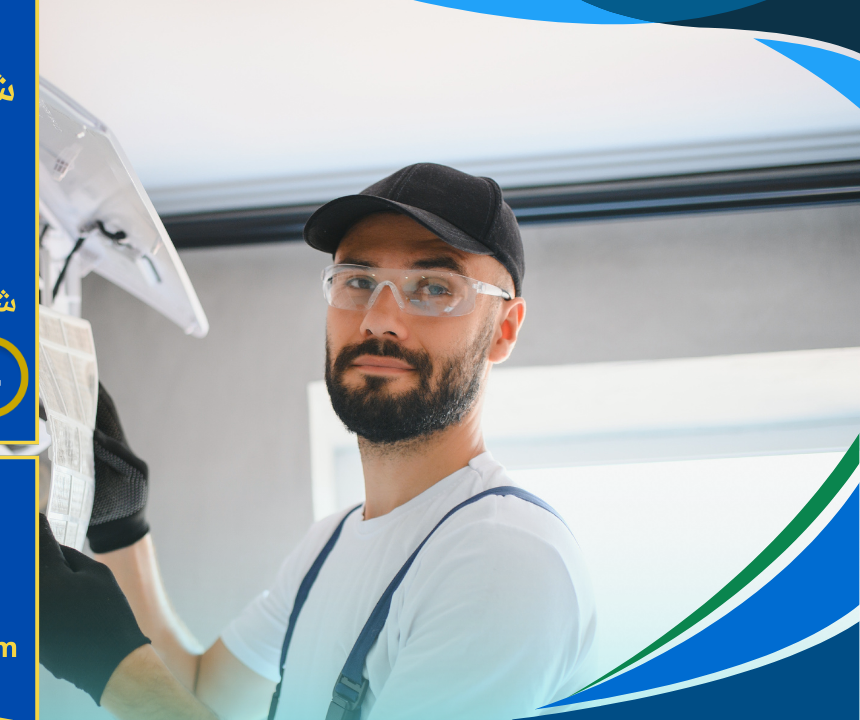 صورة توضح فني يقوم بتنظيف مكيفات بالرياض