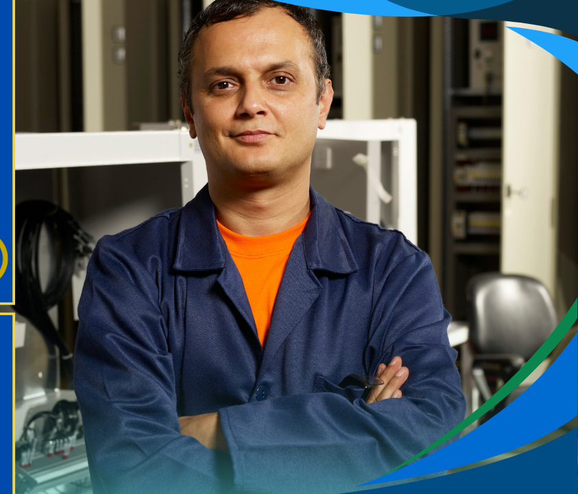 صورة فني يقوم فك وتركيب مكيفات مخفي بالرياض بالرياض داخل منزل في حي الندى ويوضح خطوات العمل المقدمة من شركة صيانة مكيفات في الندى.